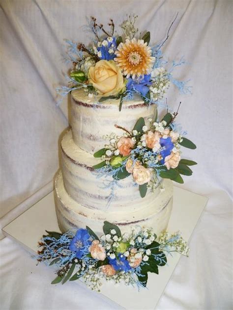 Nahá svadobná torta s ovocím a živými kvetmi