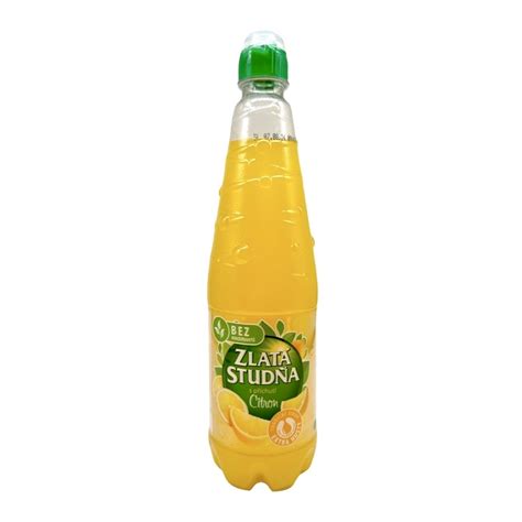 Pohár s limonádou pripravenou zo sirupu Zlatá Studňa s plátkami ovocia
