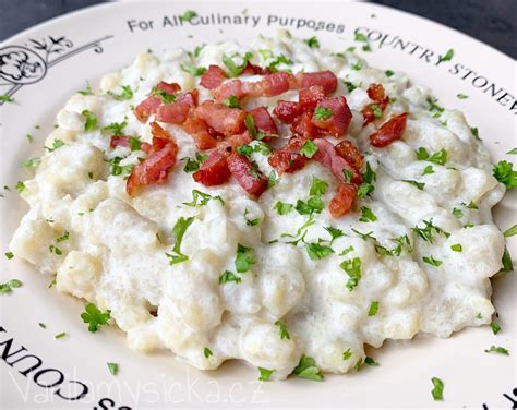 Ilustračná fotografia kvalitných surovín na bryndzové halušky: zemiaky, bryndza, múka, slanina
