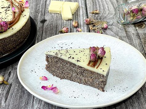 Hotová maková torta s pomarančom s kávou