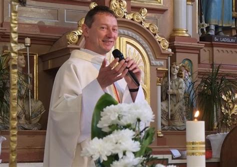 Kňaz požehnávajúci veľkonočné pokrmy v košíku