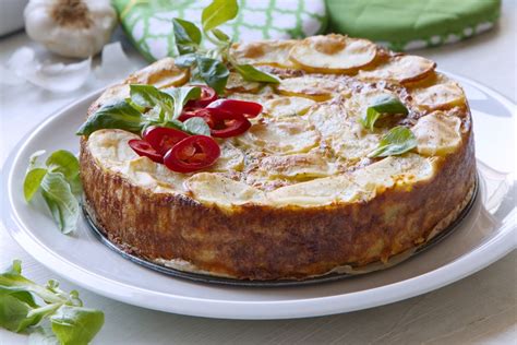Cuketová slaná torta s bylinkovou dekoráciou