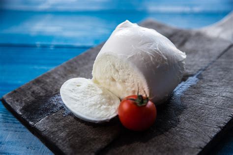 Čerstvá mozzarella di bufala s paradajkami a bazalkou