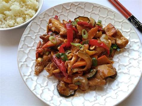 Kurča Kung Pao s arašidmi a zeleninou na tanieri