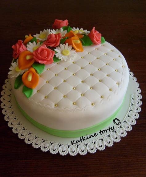 pestrá školská torta s dekoráciami