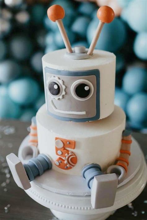Hotová torta robot s fondánovými ozdobami