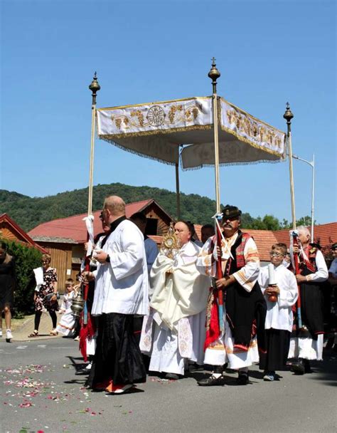 Monštrancia s premeneným chlebom počas procesie Božieho Tela