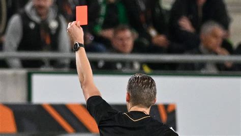 Vtipná torta s rozhodcom udeľujúcim červenú kartu