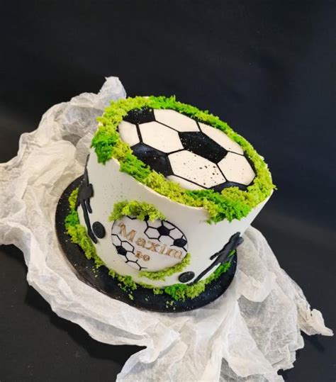 Futbalová torta zdobená krémom a ovocím bez fondánu