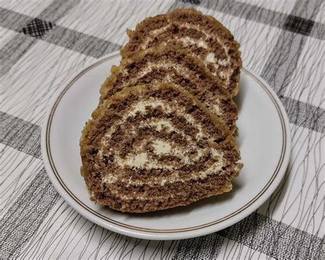 Hotová orechová roláda pripravená na krájanie