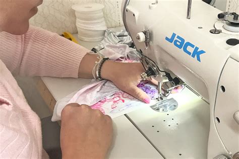 Detailný pohľad na textúru orechovej rolády