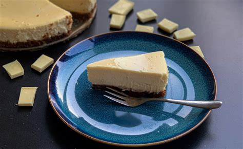Fotografia hotového nepečeného Oreo cheesecaku s bielou čokoládou