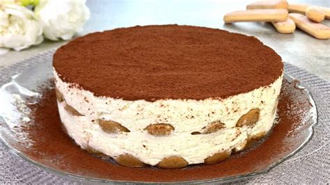 hotová kardinál torta pripravená na podávanie