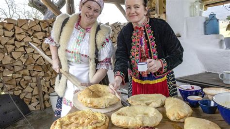 Žena sádza chlieb do pece