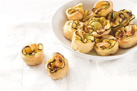 Rôzne druhy slaného pečiva z lístkového cesta