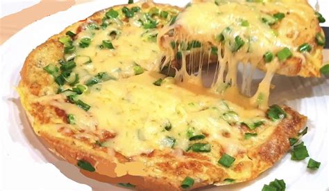 Pizza chlieb vo vajíčku na panvici