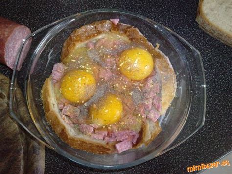 Vajce zapečené v toastovom chlebe s klobásou