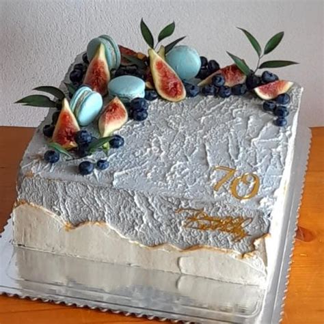 Moderná hranatá torta zdobená kvetmi