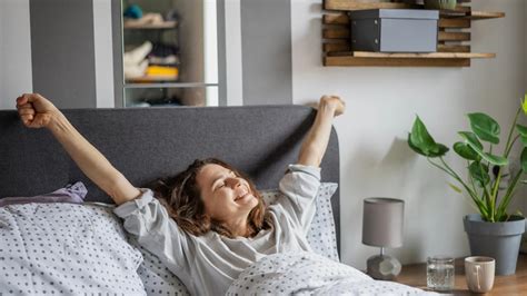 Žena oddychujúca po sexe symbolizujúca relaxáciu a dobrý spánok