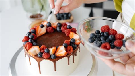 Kreatívne zdobenie slanej torty vláčik syrom a zeleninou