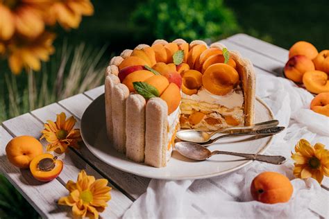 Nepečená torta s vrstvami piškót a ovocia