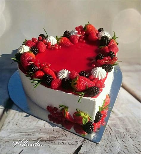 Tvarohovo-jahodová torta v tvare srdca zdobená jahodami