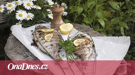 Pečená ryba s paradajkami a cibuľou
