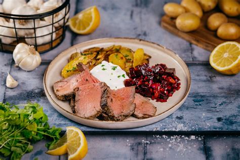 Servírovaný roastbeef so zemiakmi a majonézou