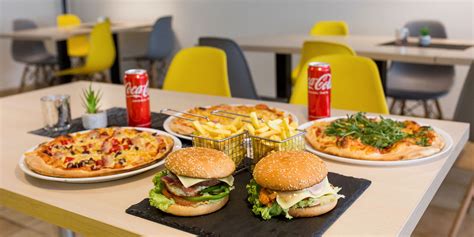 Ilustrácia rôznych druhov burgerov a pizze