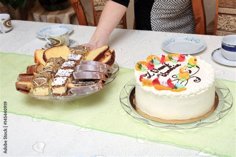 Zátišie s rôznymi druhmi stroskotaných tort na stole