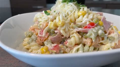 Cestovinový šalát s čínskou kapustou a jogurtovým dresingom