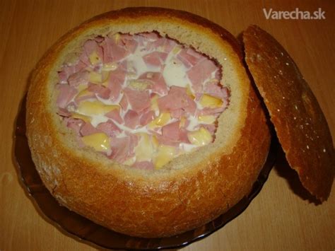 Suroviny na plnený chlieb: slanina, paprika, syr, smotana