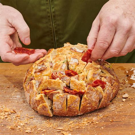 Chlieb v Big Green Egg plnený bylinkovým maslom a syrom