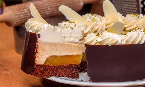 Dozdobená mangová torta Mirky van Gils Slavíkovej