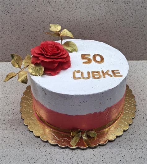 Karafiátová torta s ružou a narodeninovými sviečkami