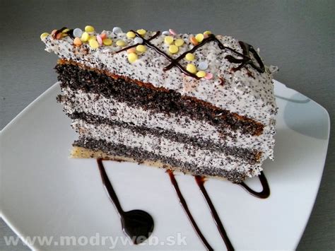 Maková torta s jabĺčkami, pripravená na podávanie