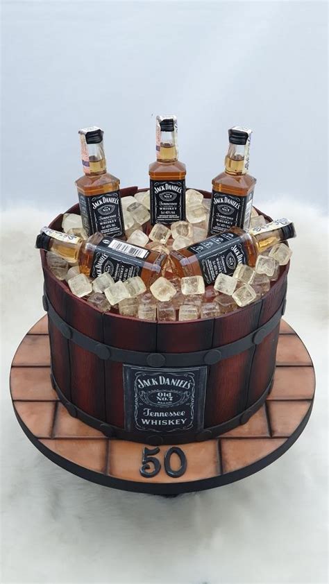 Detail dekorácie torty s logom Jack Daniels