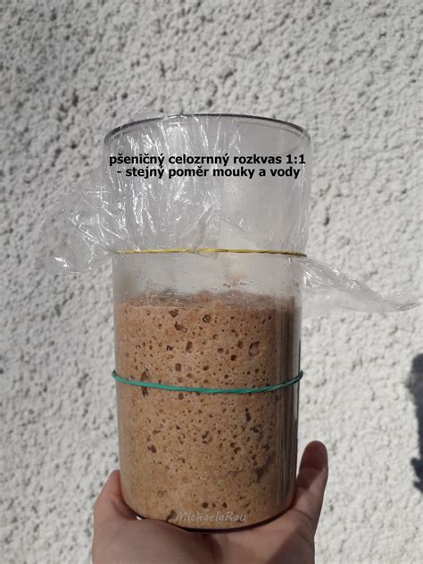 Zväčšený a bublinkujúci rozkvas v pohári