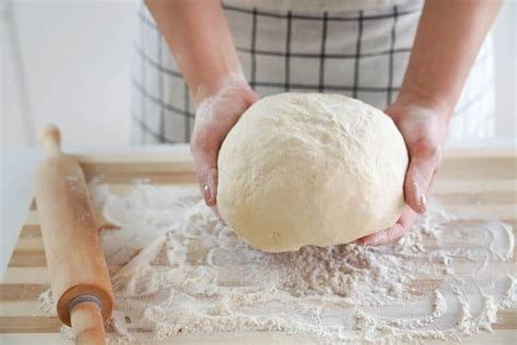 Cesto na kváskový chlieb počas kysnutia a prekladania