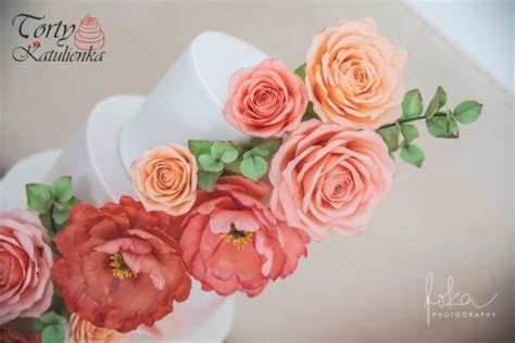 Detail zdobenia torty fondánovými kvetmi a ozdobami