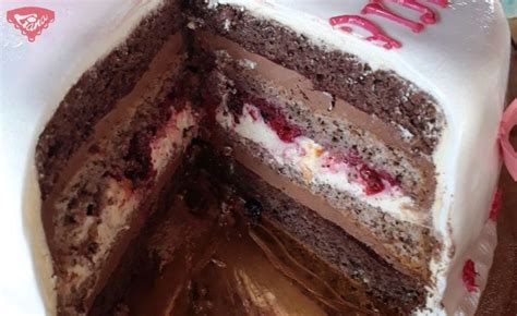 Čokoládová torta s krémovou plnkou