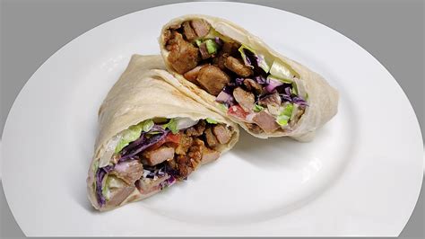 Šťavnatý kebab v tortille s čerstvou zeleninou