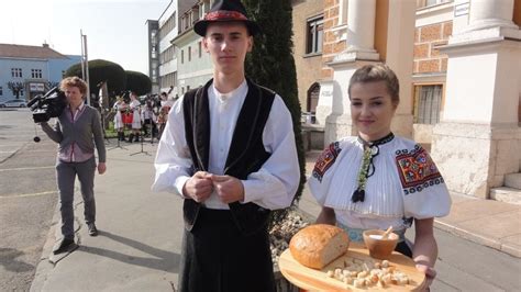 Tradičné slovenské vítanie chlebom a soľou
