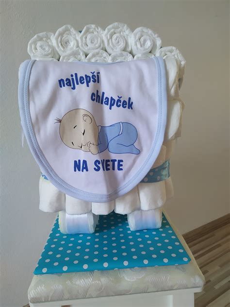Detail zrolovaných plienok pripravených na stavbu torty