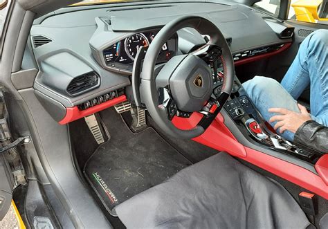 Interiér auta s nainštalovanou guľou na volant