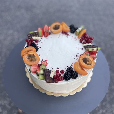 Piškótová torta s mascarpone krémom a ovocím