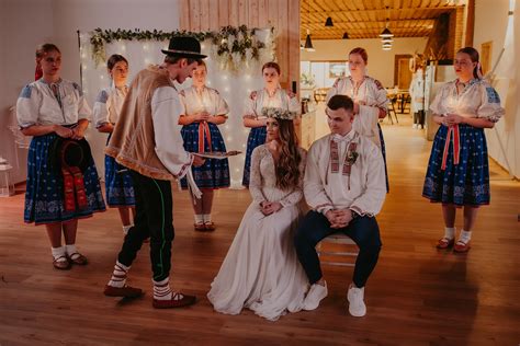 Svadobné tradície s chlebom a medom