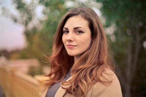 Žena s lesklými hnedými vlasmi v odtieni svetlej čokolády