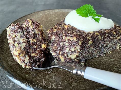 Rôzne ingrediencie na makový jogurt: jogurt, mak, ovocie, oriešky