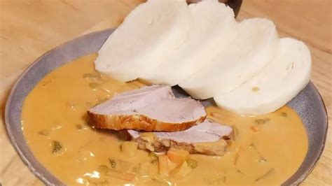 Servírované bravčové pliecko na bratislavský spôsob s knedľou